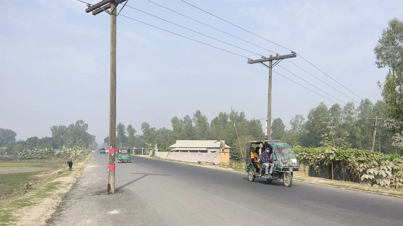 সড়কের ওপর বিদ্যুতের খুঁটি, অপসারণে গড়িমসি