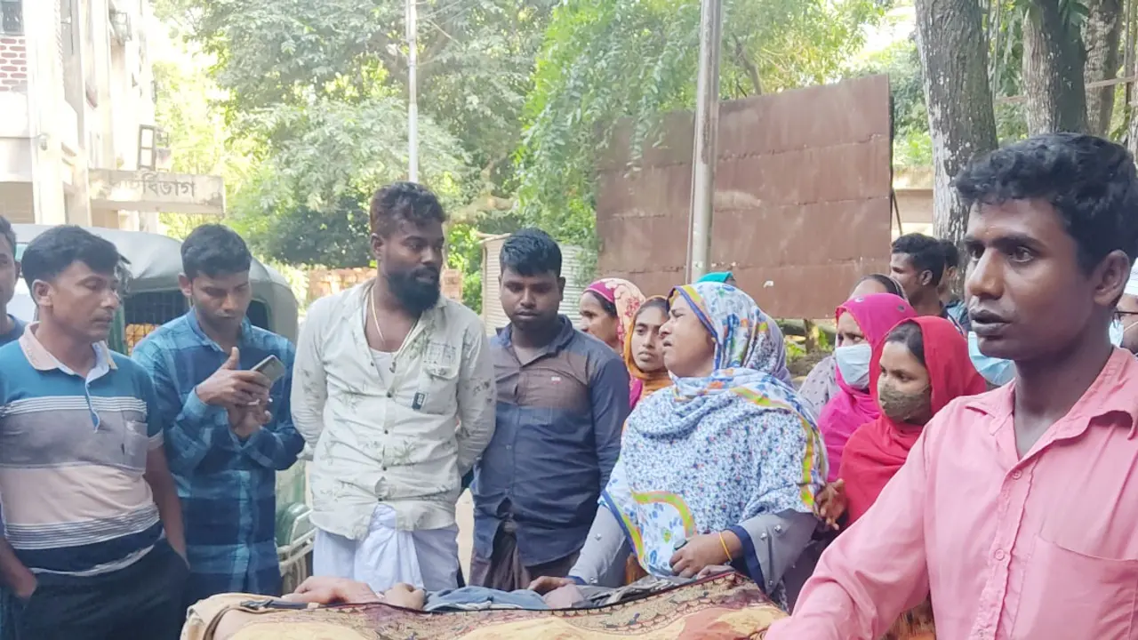 মোটরসাইকেল নিয়ন্ত্রণ হারিয়ে প্রাণ গেল ৩ কিশোরের