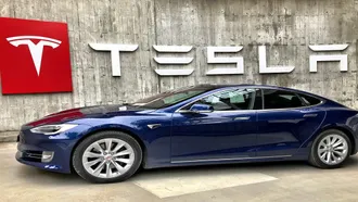 Tesla delivers almost 1m cars globally in 2021