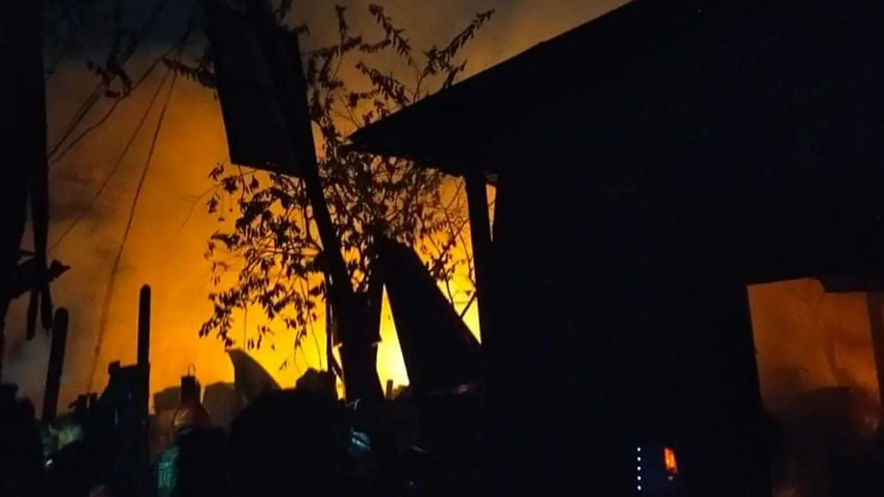 টঙ্গীতে আগুনে অর্ধশতাধিক বসতঘর পুড়ে ছাই