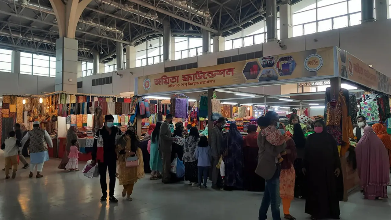 দর্শনার্থী নয়, ক্রেতার আশা ব্যবসায়ীদের