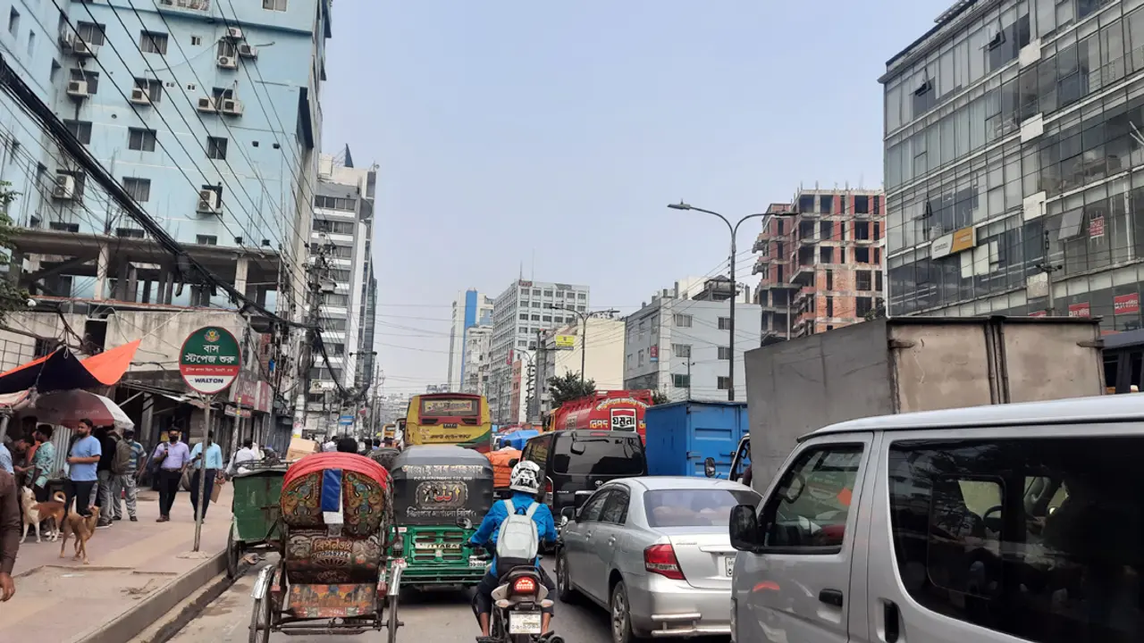 রাজধানীজুড়ে থেমে থেমে যানজট