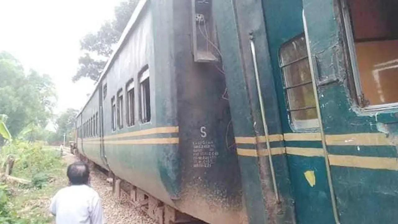 ভৈরবে নাসিরাবাদ এক্সপ্রেস ট্রেনের বগি লাইনচ্যুত, চলাচল বন্ধ