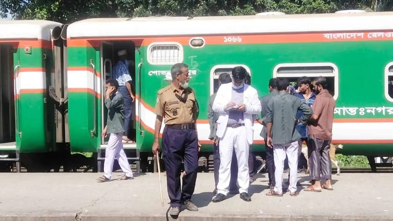 বিনা টিকিটে ট্রেনযাত্রায় ৩২৮ জনকে জরিমানা