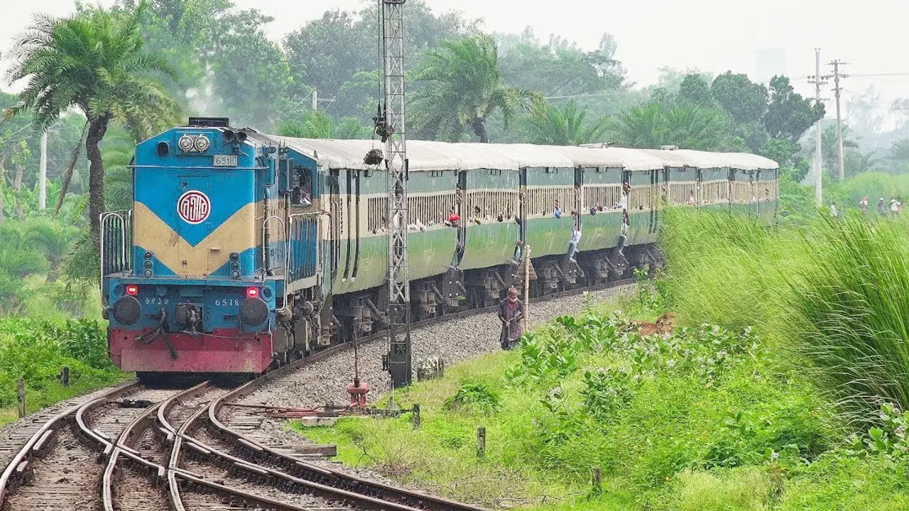 কানে হেডফোন লাগিয়ে গেম খেলার সময় ট্রেনের ধাক্কায় যুবকের মৃত্যু