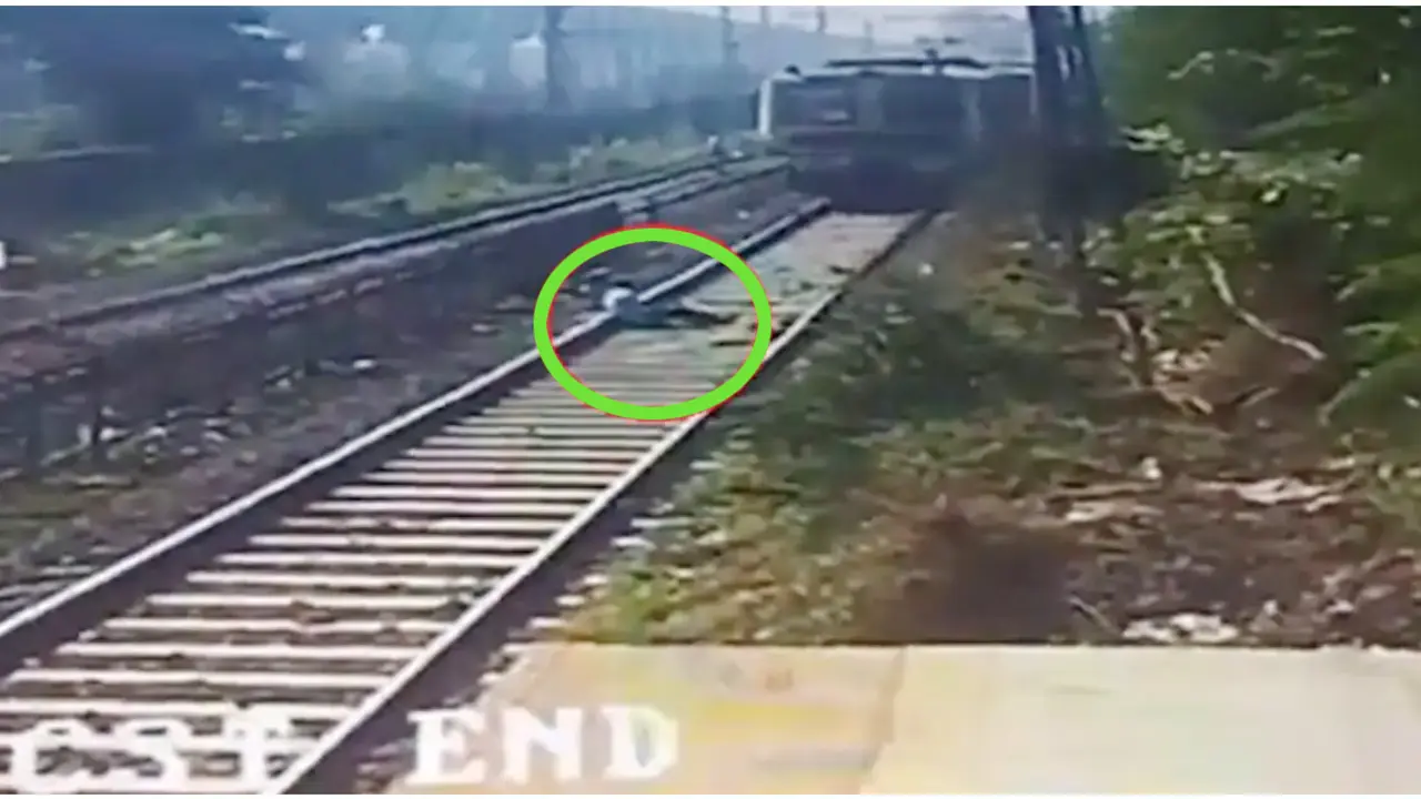 আত্মহত্যা করতে ট্রেনের সামনে শুয়েও বেঁচে গেলেন তিনি (ভিডিও)