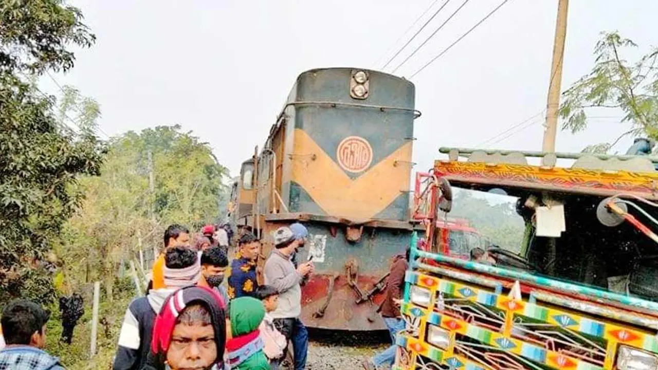 চাঁপাইনবাবগঞ্জে ট্রেনে কাটা পড়ে নিহত ৩