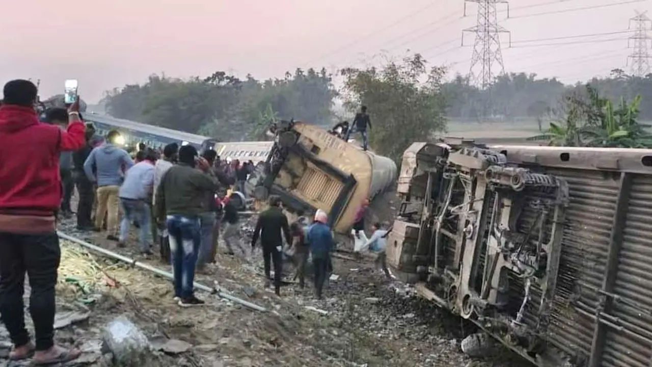 পশ্চিমবঙ্গে ট্রেন দুর্ঘটনায় নিহত বেড়ে ৬