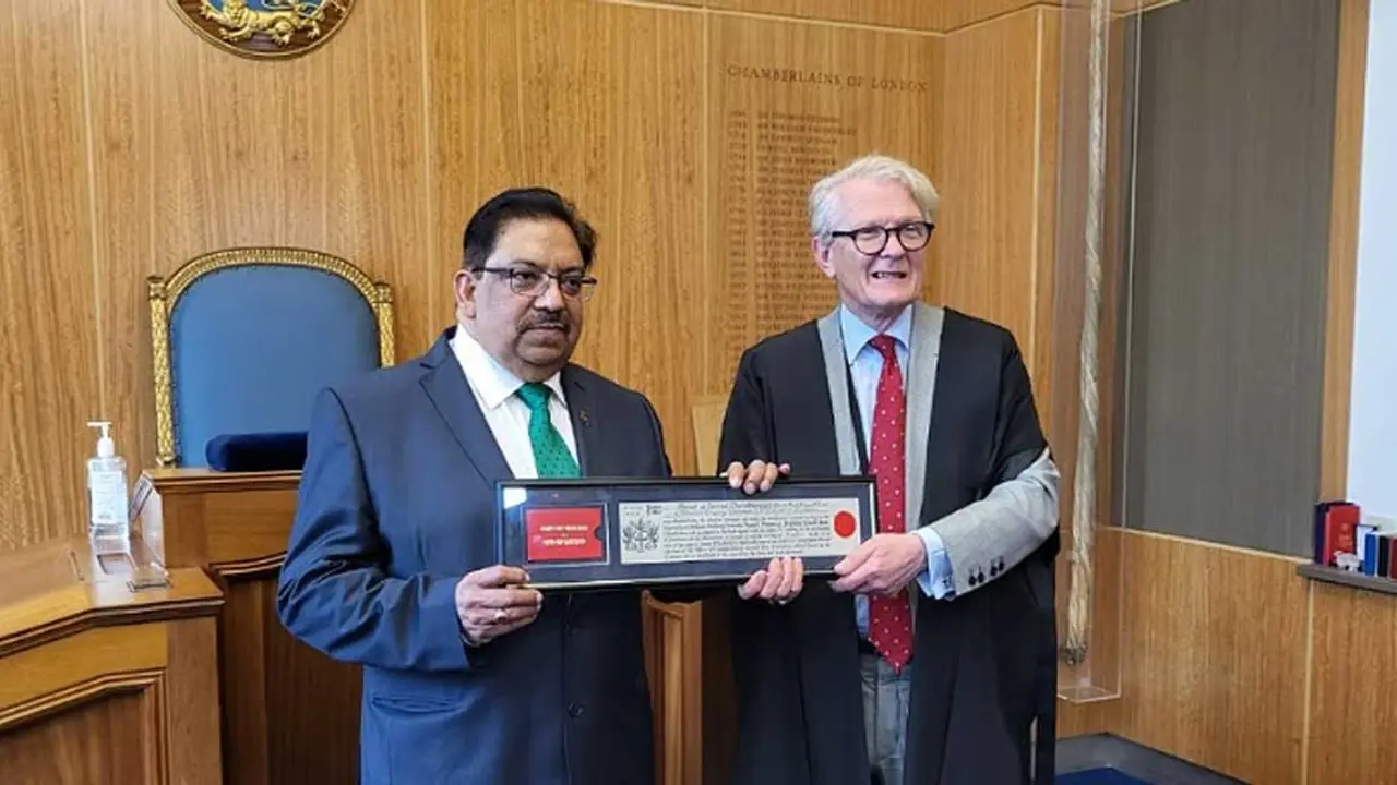 ‘ফ্রিডম অব দ্য সিটি অব লন্ডন’ সম্মাননা পেলেন আহমেদ উস সামাদ