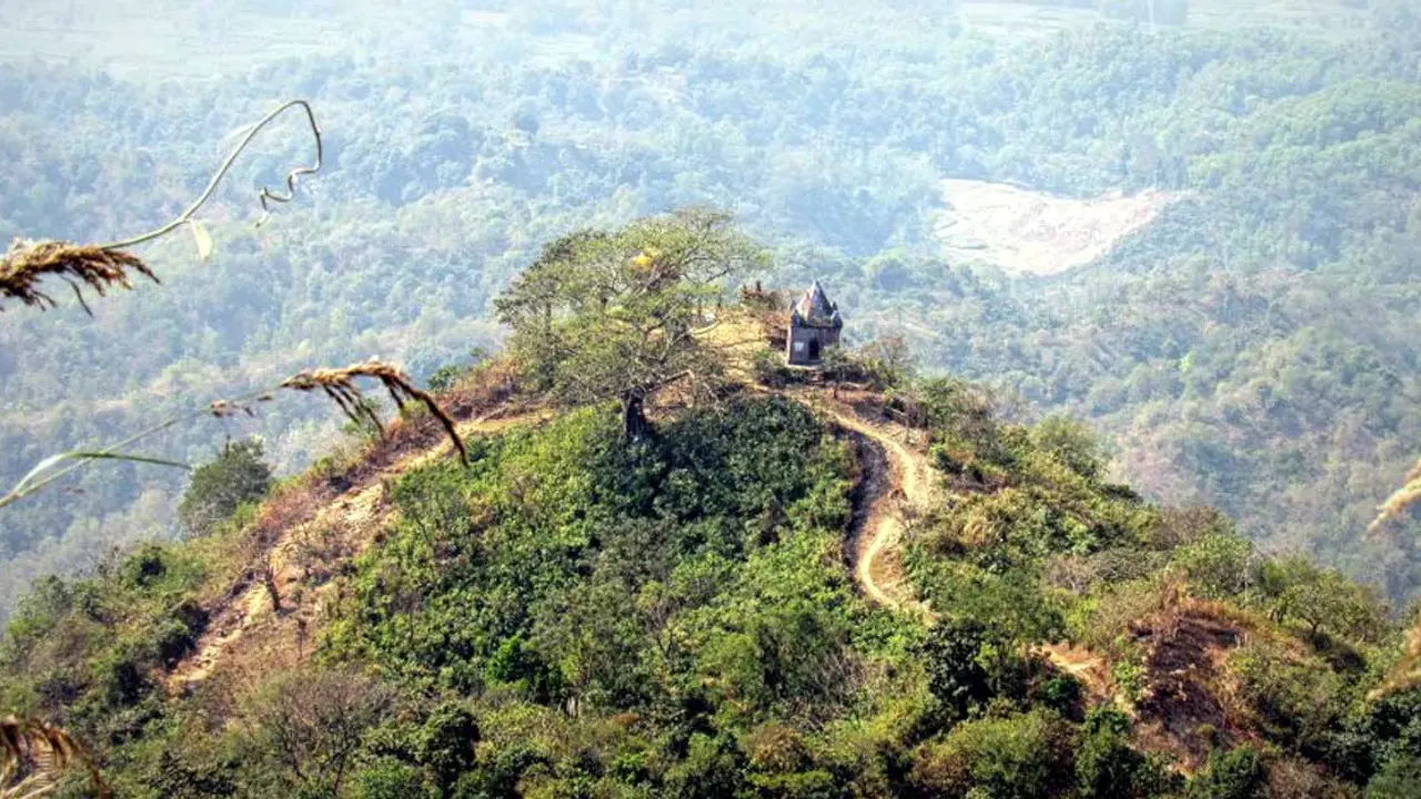 চন্দ্রনাথে নোংরা পায়ের ছাপ ফেলে আসছে পর্যটকরা