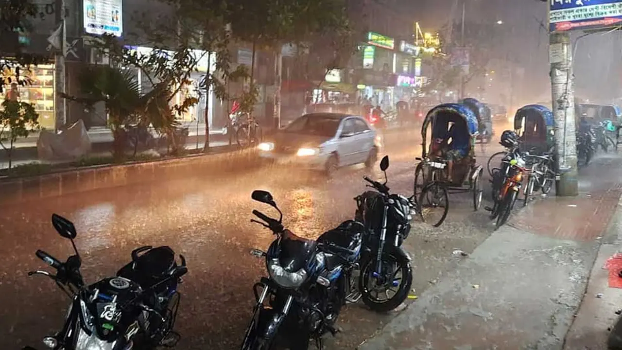 ঢাকায় হঠাৎ বৃষ্টি, গুলাবের প্রভাবে উপকূলে ঝড়ের শঙ্কা