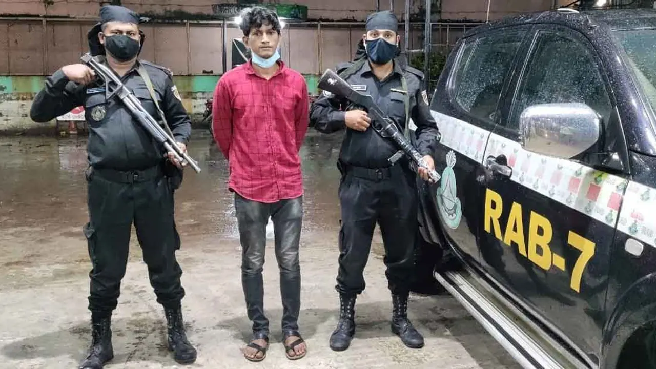 ভুয়া এনআইডি কার্ড ও সরঞ্জামসহ যুবক আটক