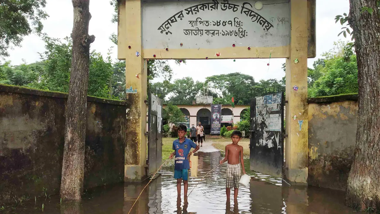 দেড় মাস ধরে পানির নিচে বিদ্যালয়ের চত্বর