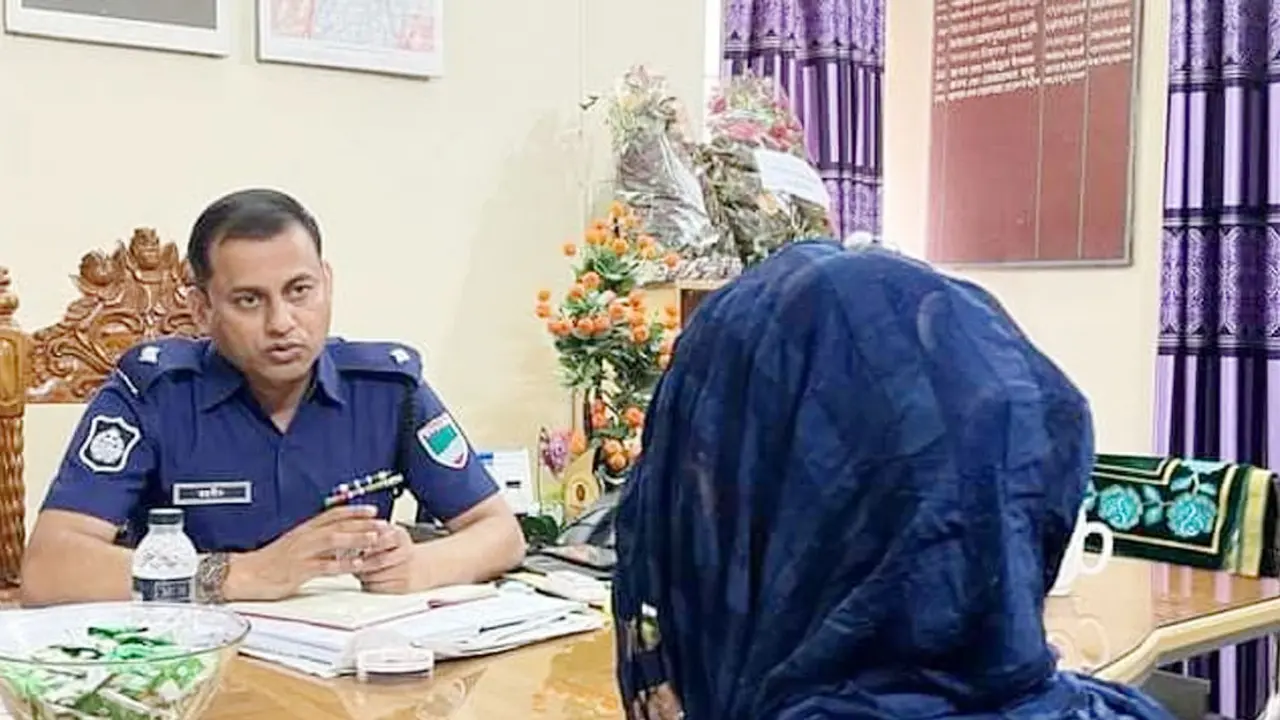 নিজের বিয়ে বন্ধে থানায় স্কুলছাত্রী