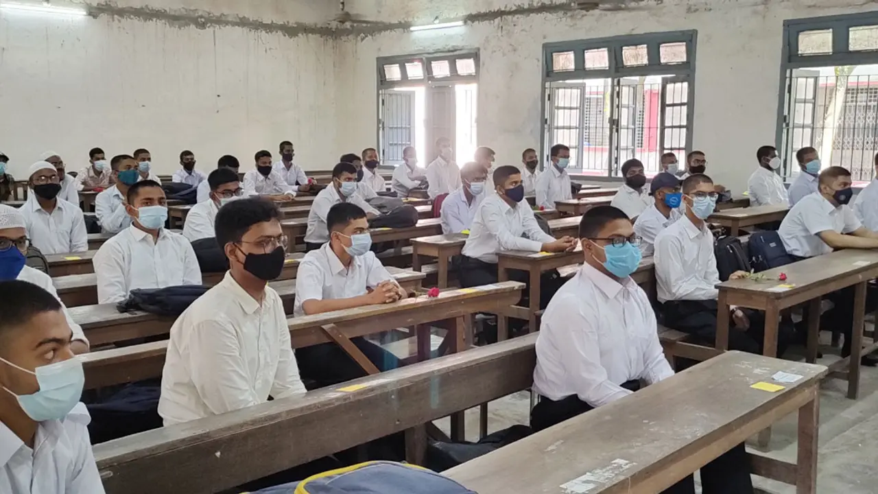 কলেজ জীবনের প্রথম সশরীরে ক্লাসে উচ্ছ্বসিত শিক্ষার্থীরা