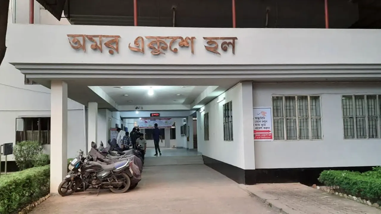 জোর করে হলে উঠলেন ঢাবি শিক্ষার্থীরা