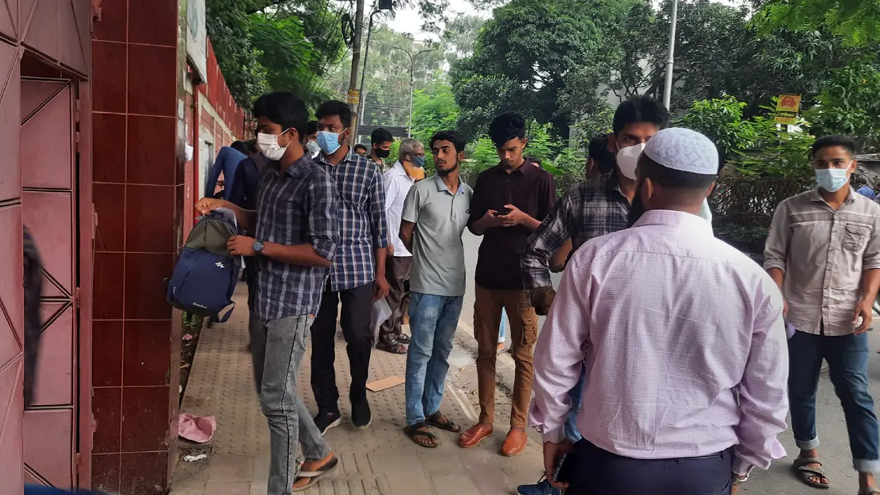 একই দিনে ২১ পরীক্ষা, পরীক্ষার্থী-অভিভাবকদের ক্ষোভ