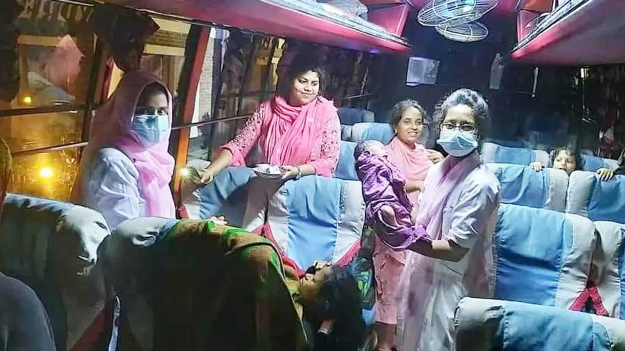 গভীর রাতে বাসের ভেতর সন্তান প্রসব