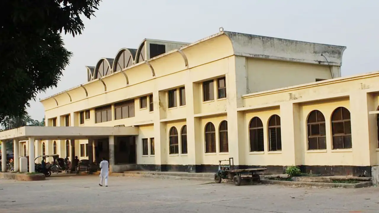 স্টেশনের রেস্টহাউ‌সে স্কুলছাত্রীকে হাত-পা বেঁধে ধর্ষণ