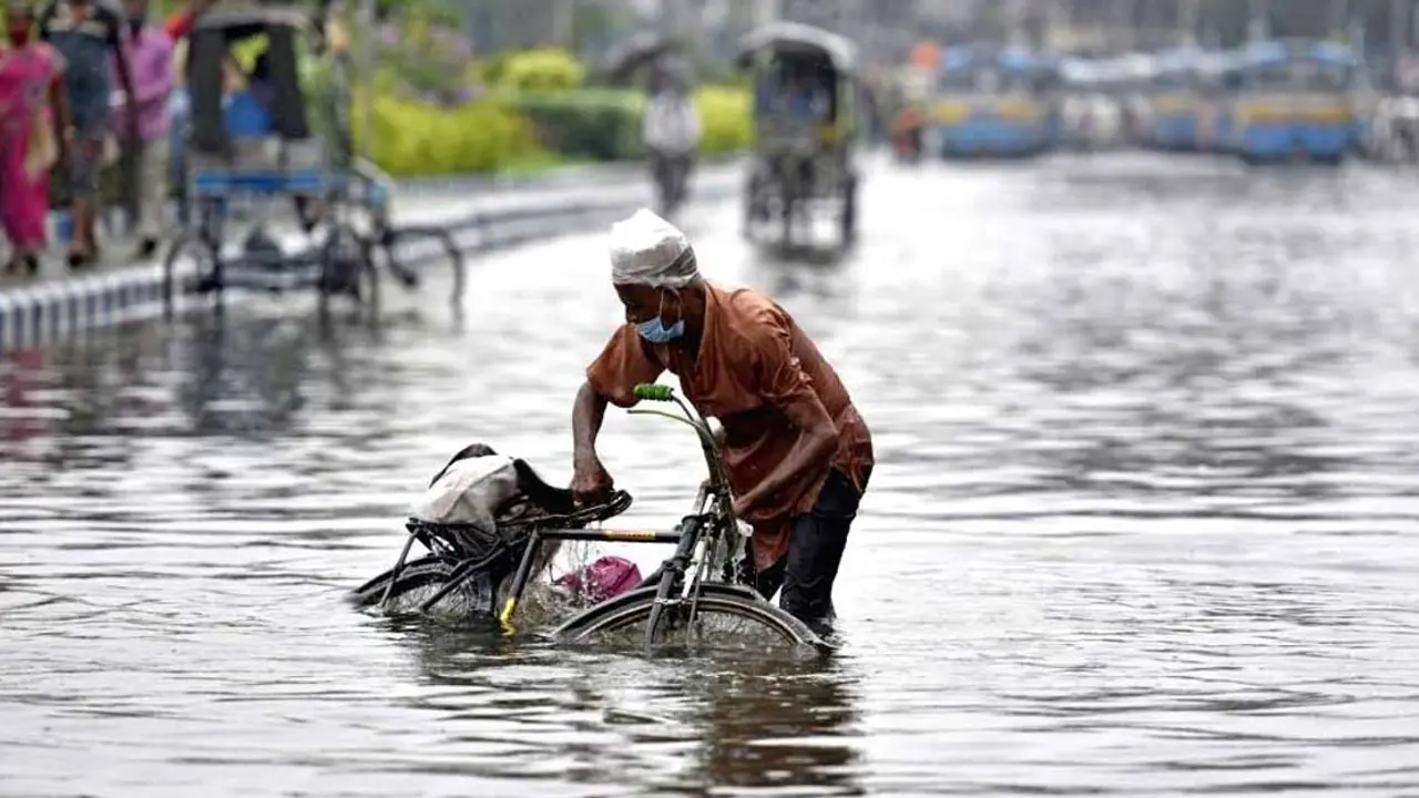 পানিতে ভাসমান কলকাতায় ফের ঝুম বৃষ্টির পূর্বাভাস