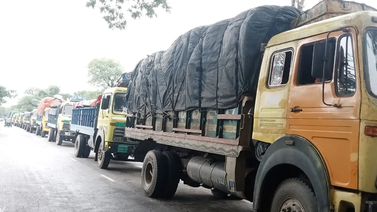 কাজিরহাট-আরিচা নৌপথে ভোগান্তি, সাড়ে তিন শতাধিক যানবাহন আটকা