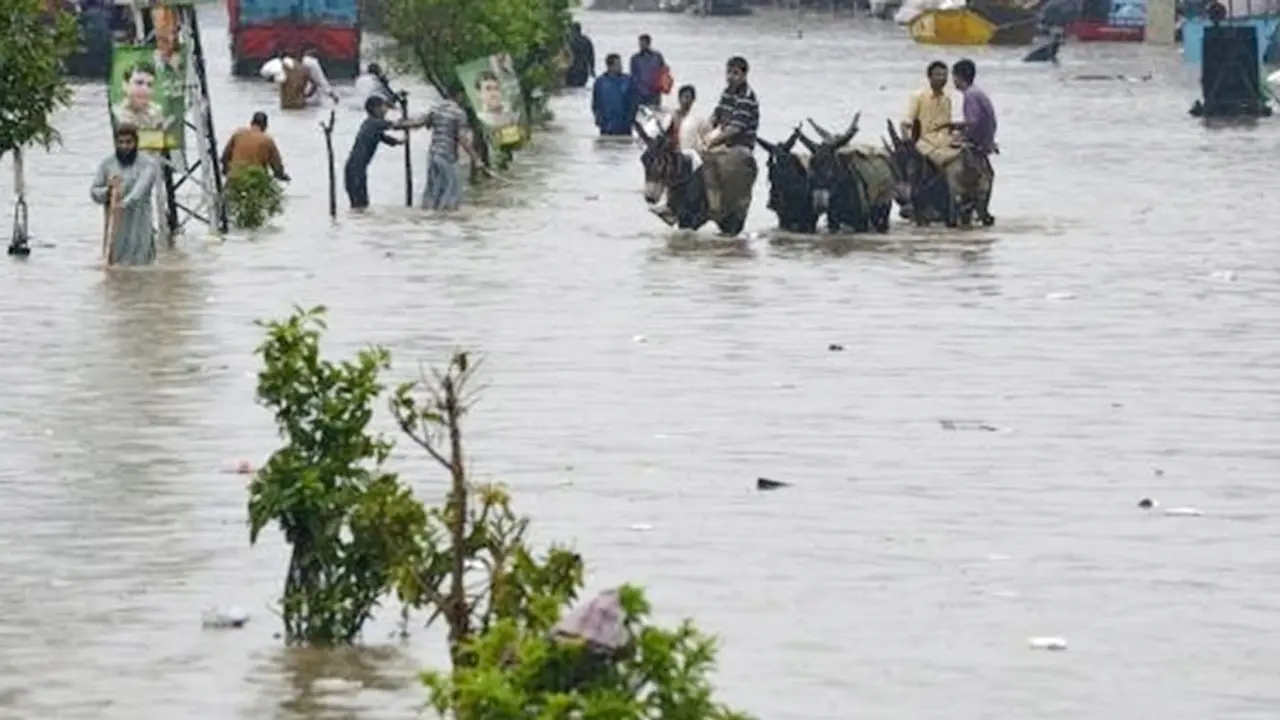 প্রবল বর্ষণ ও পাহাড়ি ঢলে পাকিস্তানে নিহত ১৭