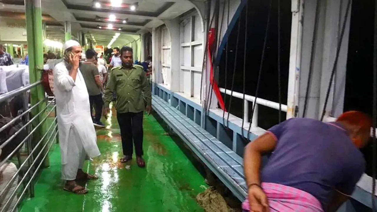 মেঘনায় ঝড়ের কবলে চাঁদপুরগামী লঞ্চ রফ রফ-৭