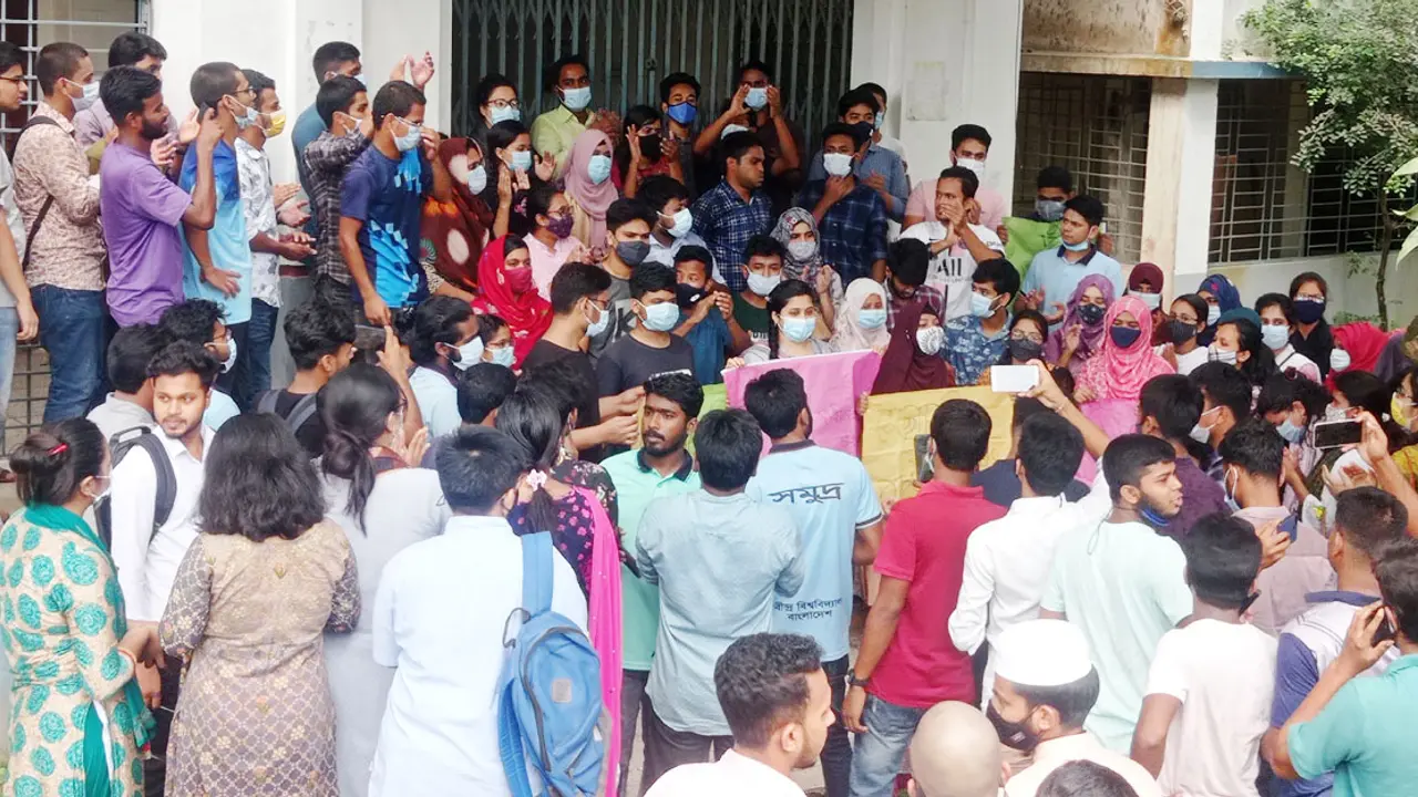 ১৪ ছাত্রের চুল কাটার ঘটনায় দিনভর উত্তাল রবীন্দ্র বিশ্ববিদ্যালয়