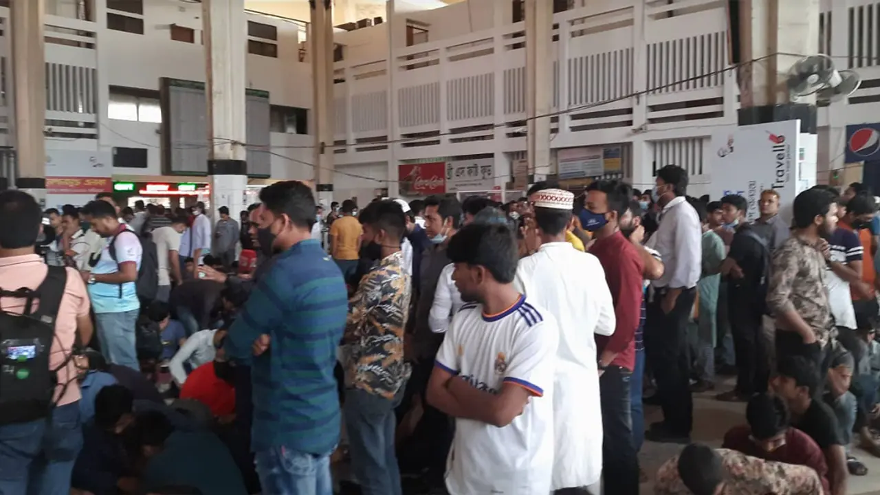 কেউ মধ্যরাত-কেউ সেহরির পর টিকিটের লাইনে