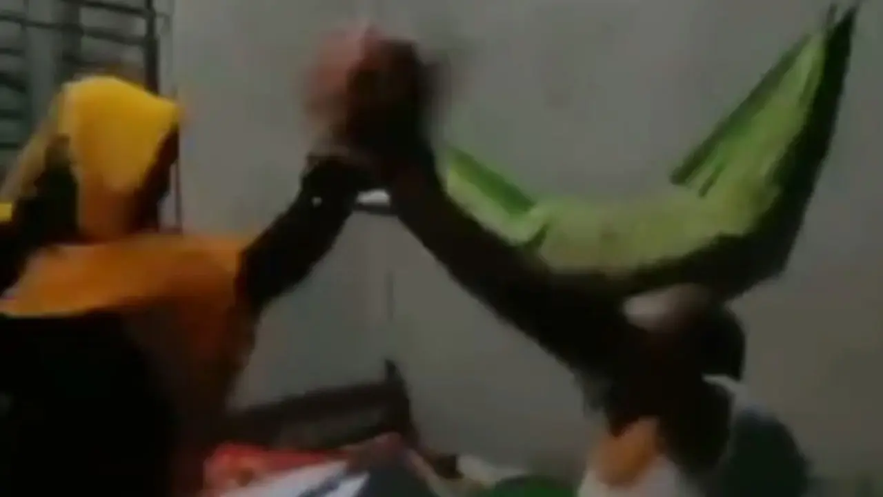 আ.লীগ নেতাকে নারীর জুতাপেটা, ভিডিও ভাইরাল