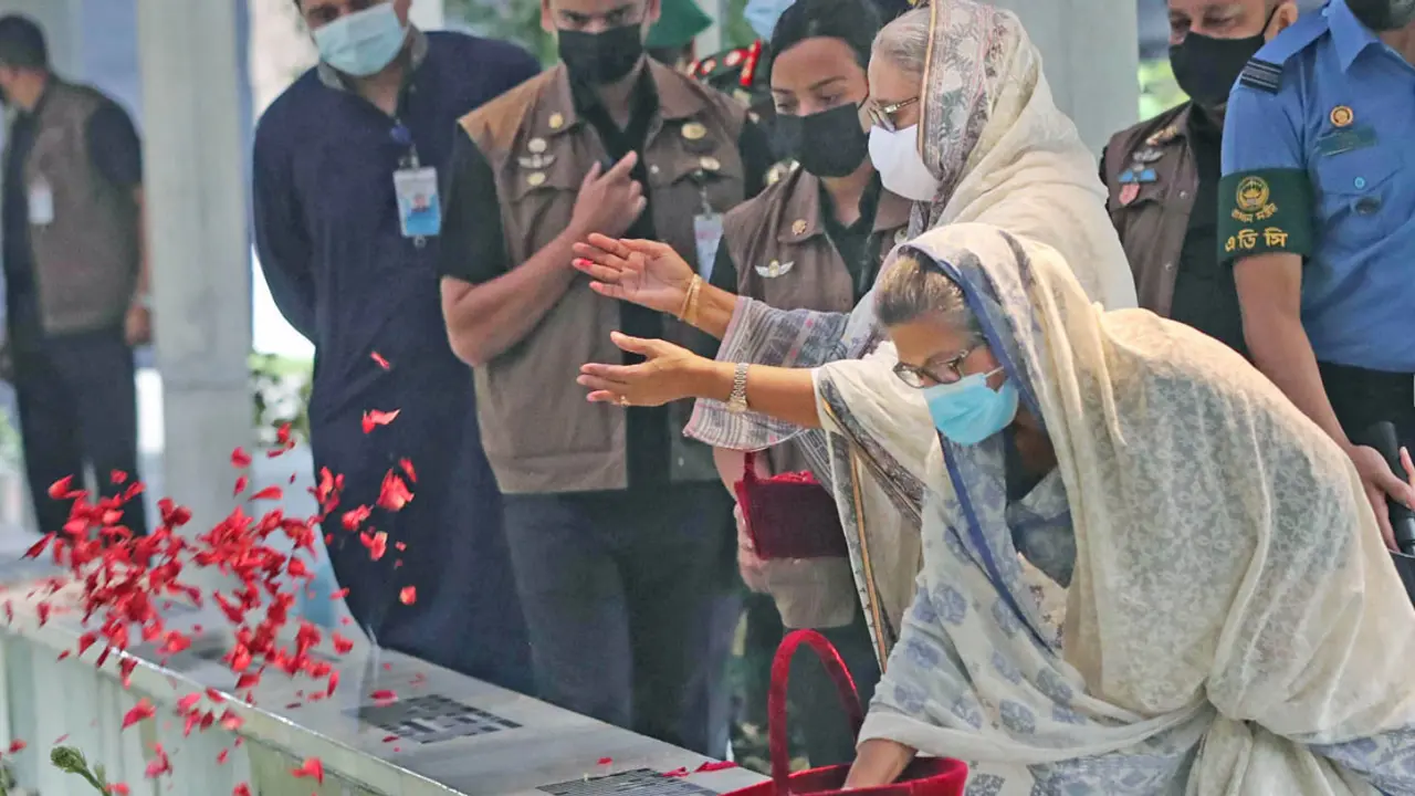 স্বজনদের কবর জিয়ারত করলেন প্রধানমন্ত্রী