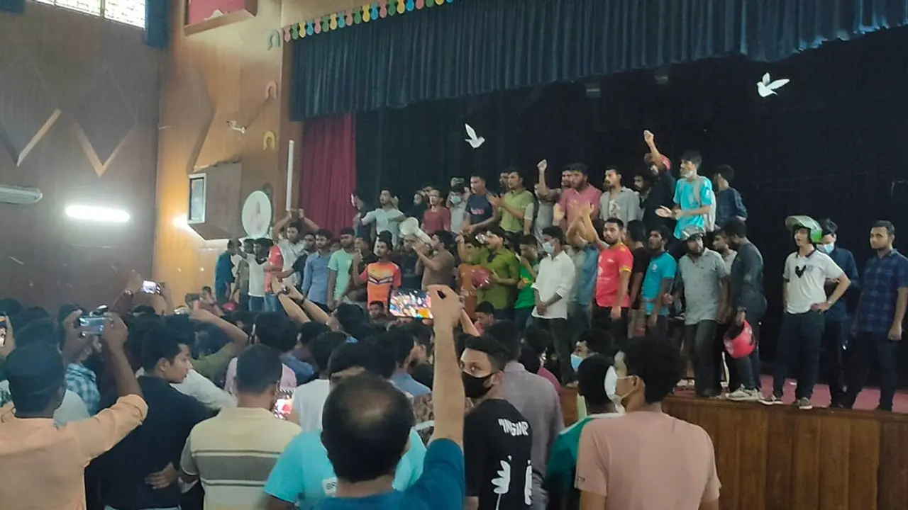 ‘লাশ হব, তবুও হল-ক্যাম্পাস ছাড়ব না’