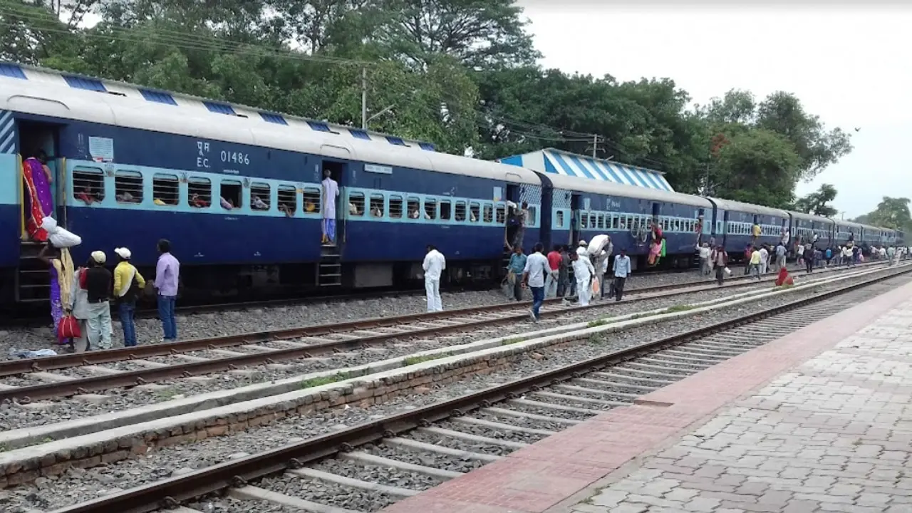 ট্রেন থামিয়ে মদ খেতে বাজারে গেলেন চালক!
