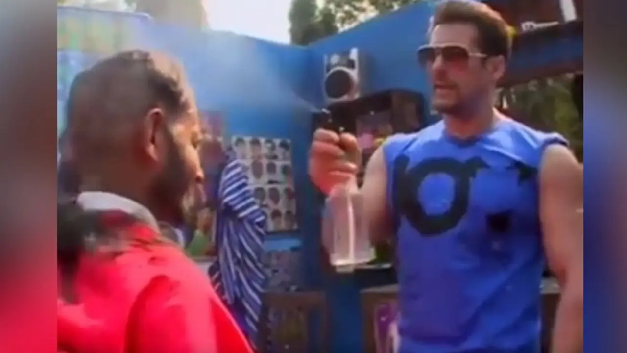 ভক্তের চুল কেটে টাক করে দিলেন সালমান খান
