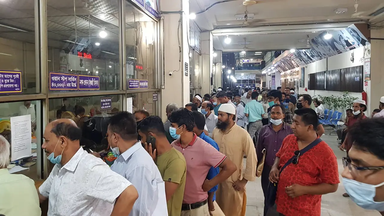 ঈদে ৬ দিনের ছুটি, ব্যাংকে টাকা তোলার হি‌ড়িক