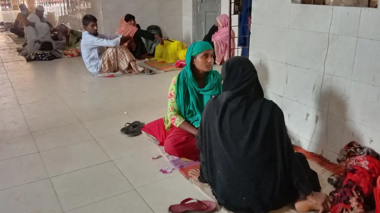 বরগুনায় ডায়রিয়ার প্রকোপ, মেঝেতে জায়গা না পেয়ে বারান্দায় চিকিৎসা