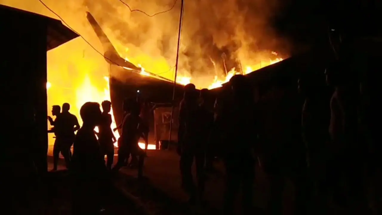 পাথরঘাটায় আগুনে পুড়ল মাছ ধরার ৫ ট্রলার