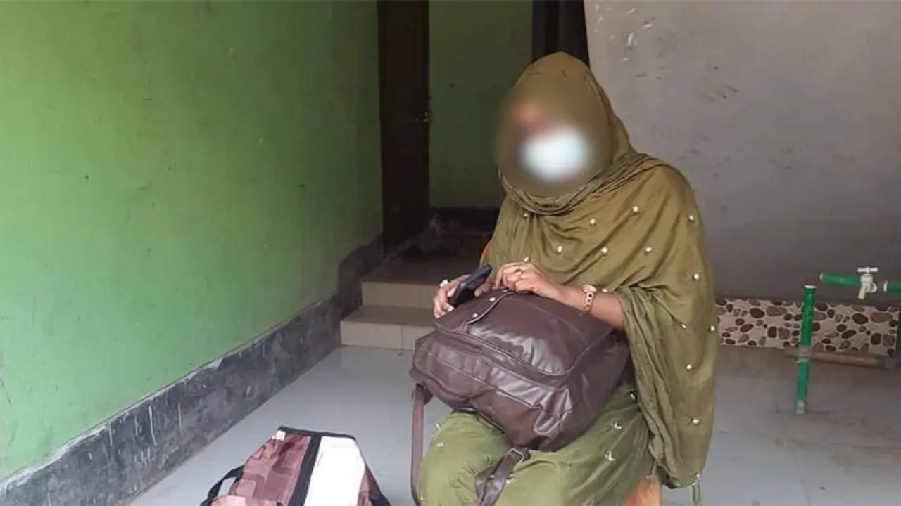 বিয়ের দাবিতে প্রেমিকের বাড়িতে বিশ্ববিদ্যালয়ছাত্রীর অবস্থান