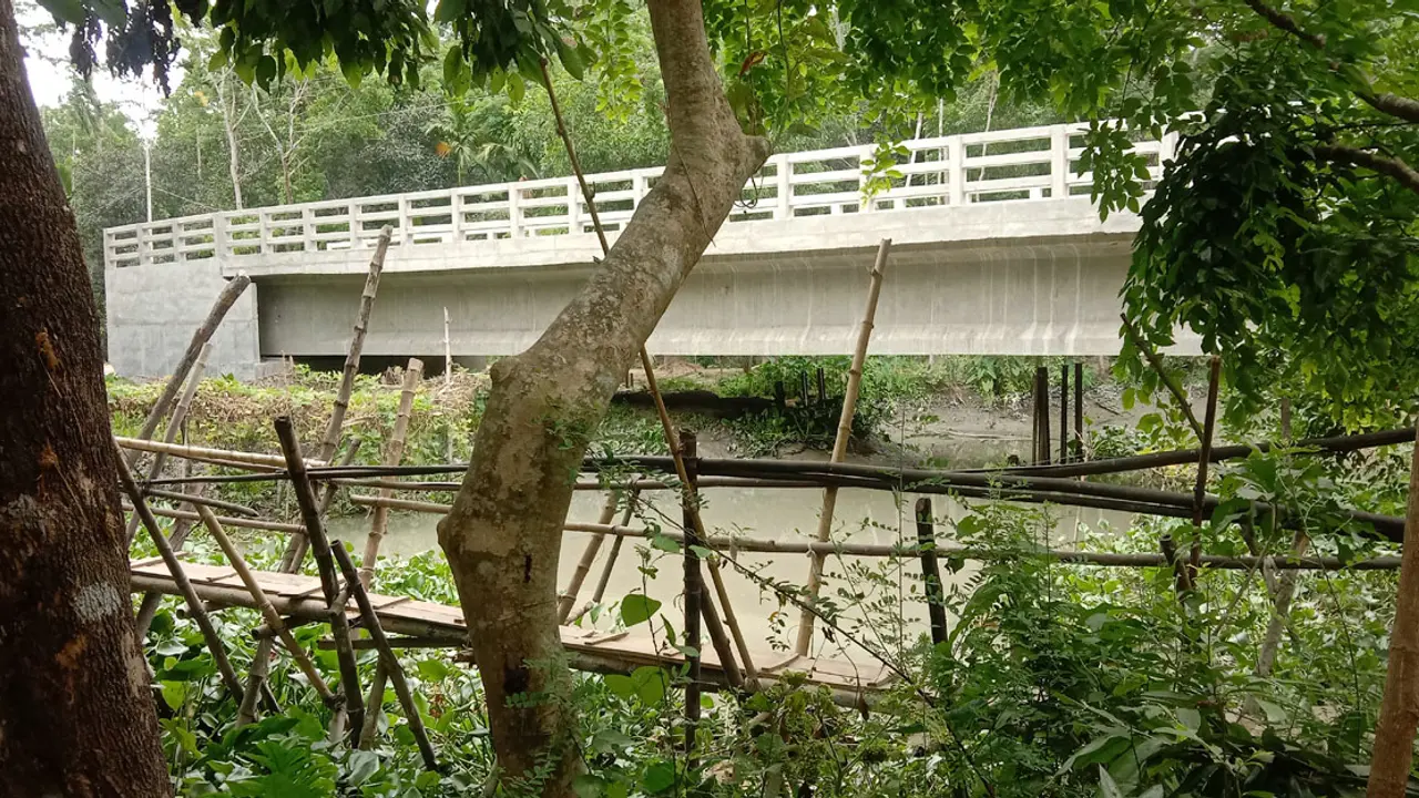 সমতল থেকে ৩০ ফুট উঁচু আড়াই কোটি টাকার সেতু, ভরসা বাঁশের সাঁকো