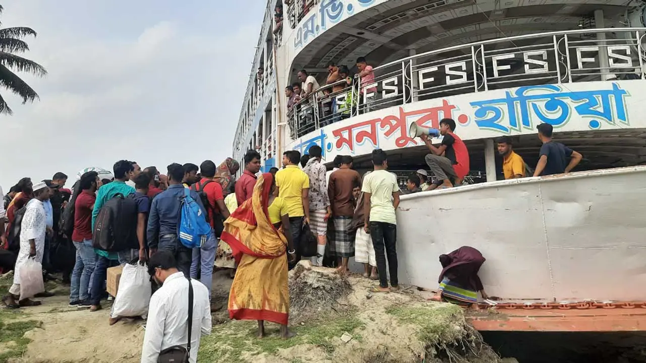 ৩ মাস ধরে পন্টুন নেই লঞ্চঘাটে, হুমকিতে বন্যা নিয়ন্ত্রণ বাঁধ