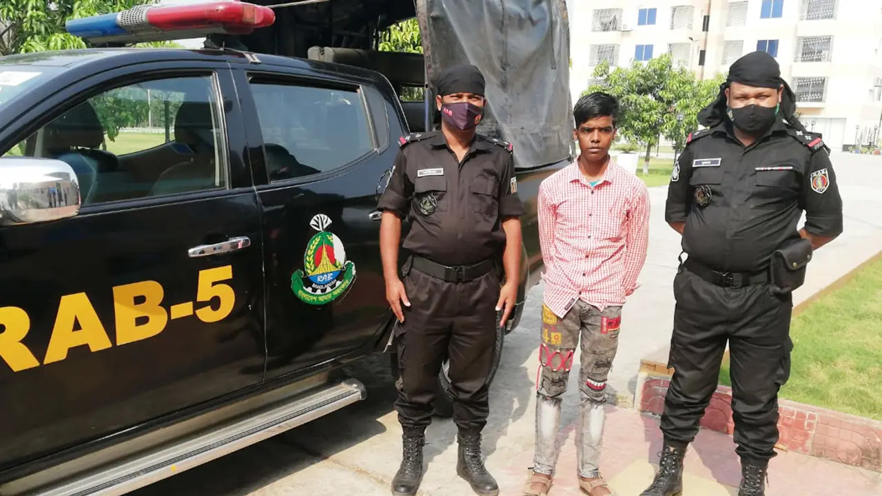 শপিং ব্যাগে ৩৯ লাখ টাকার হেরোইন নিয়ে পালাচ্ছিল তরুণ