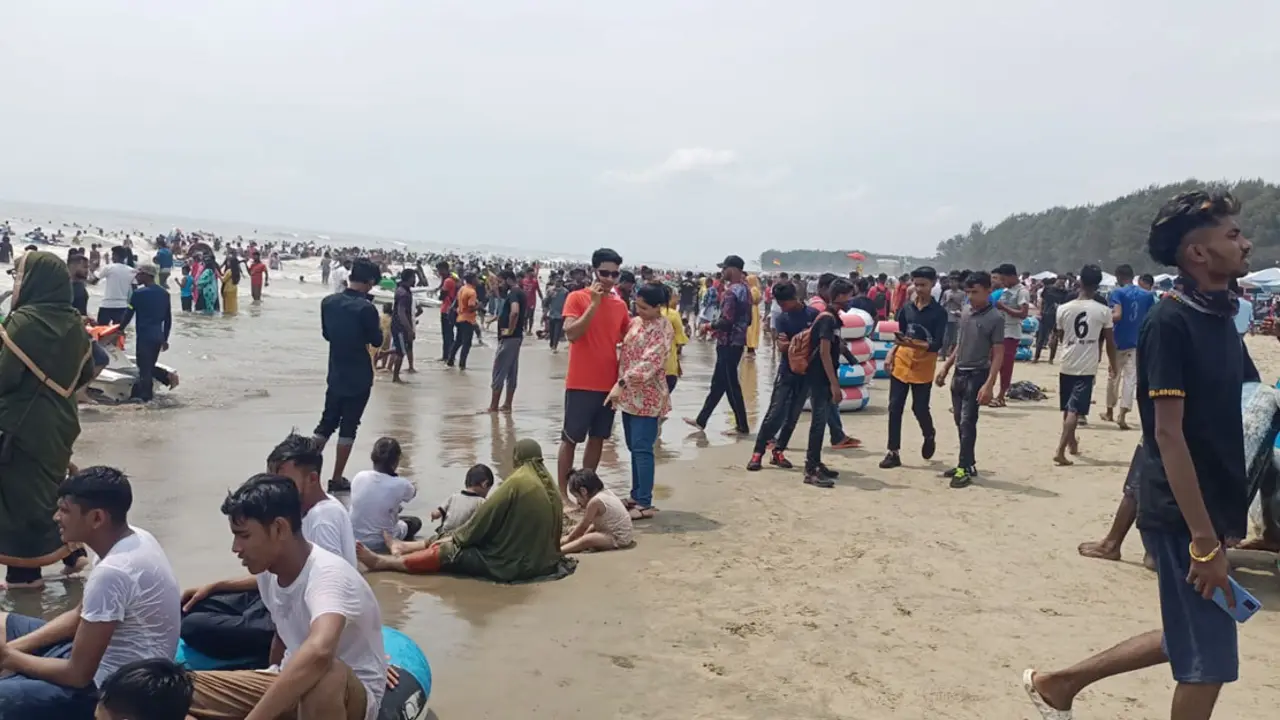 ঈদের ছুটিতে কক্সবাজার সৈকতে লাখো পর্যটক