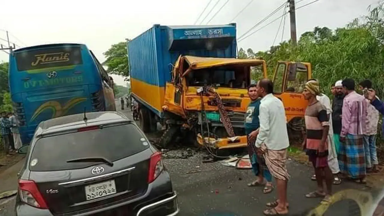 লোহাগাড়ায় কাভার্ডভ্যান-ট্রাক সংঘর্ষে নিহত ২