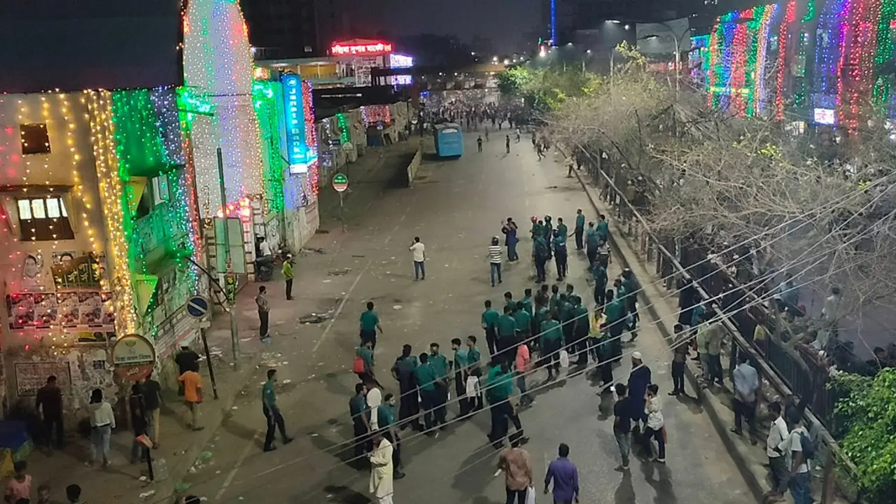 নিউমার্কেটে ব্যবসায়ীদের সঙ্গে শিক্ষার্থীদের সংঘর্ষ চলছে