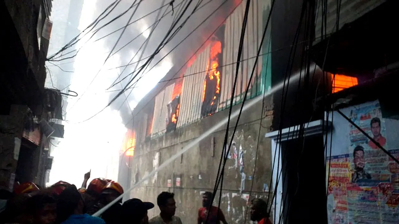 লালবাগে প্লাস্টিক কারখানায় আগুন, নিয়ন্ত্রণে ১২ ইউনিট