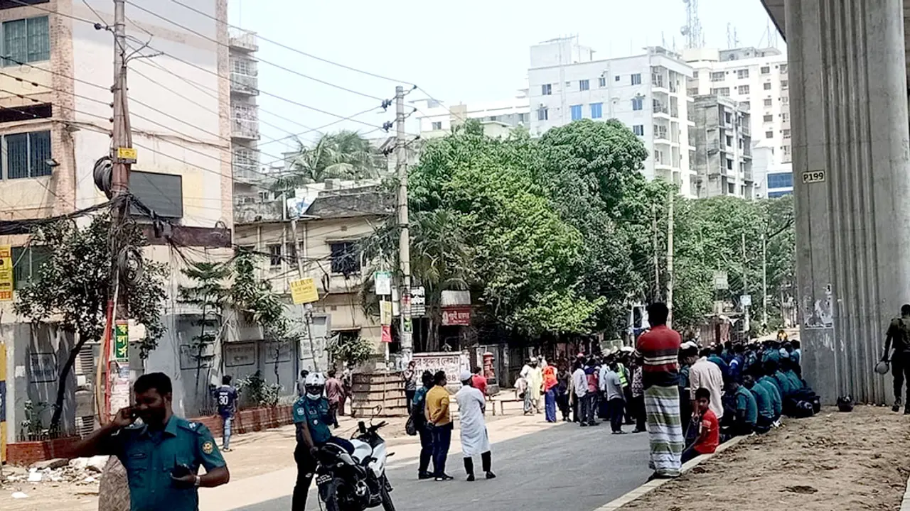 মিরপুরে বকেয়া বেতনের দাবিতে গার্মেন্টস শ্রমিকদের বিক্ষোভ