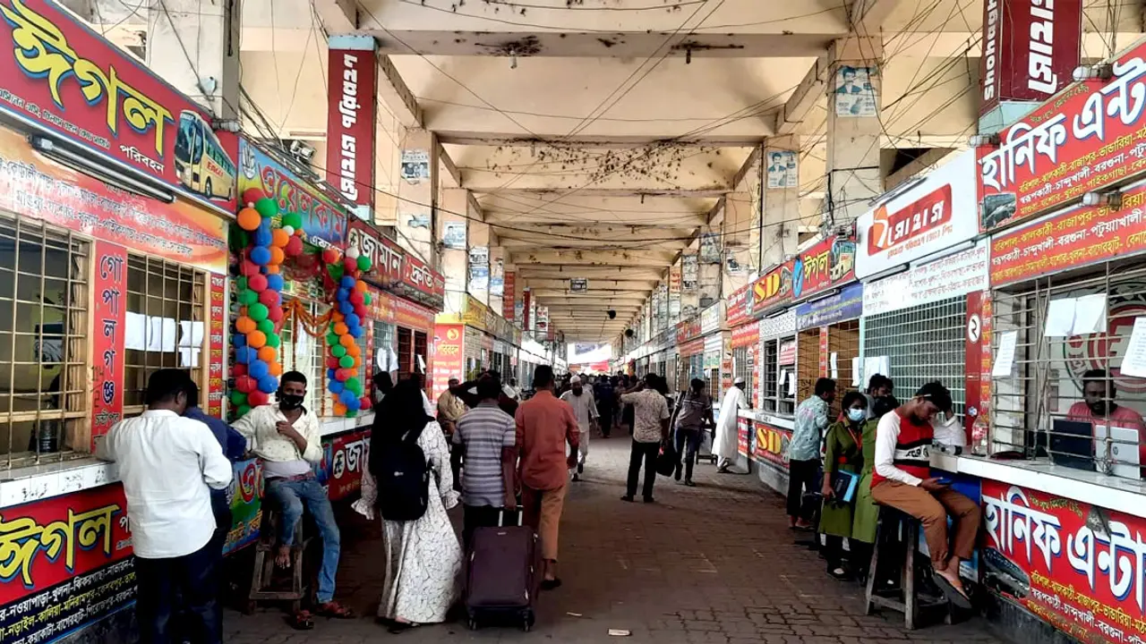 দিনে ঘরমুখো যাত্রীর চাপ নেই গাবতলীতে