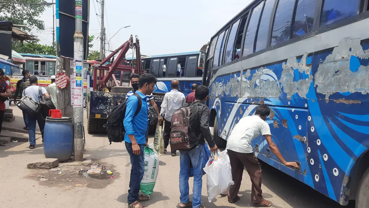 টিকিট না পাওয়া যাত্রীদের লোকাল বাসই ভরসা