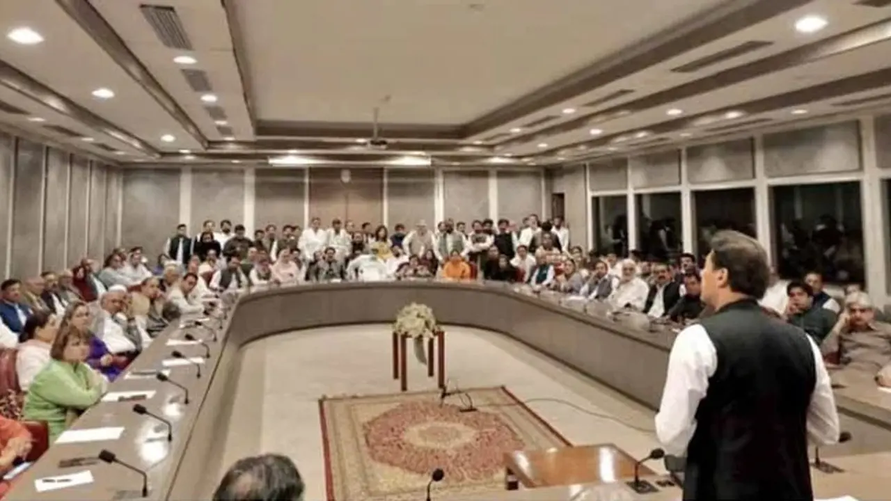 দলের সব এমপিসহ পদত্যাগের সিদ্ধান্ত ইমরানের