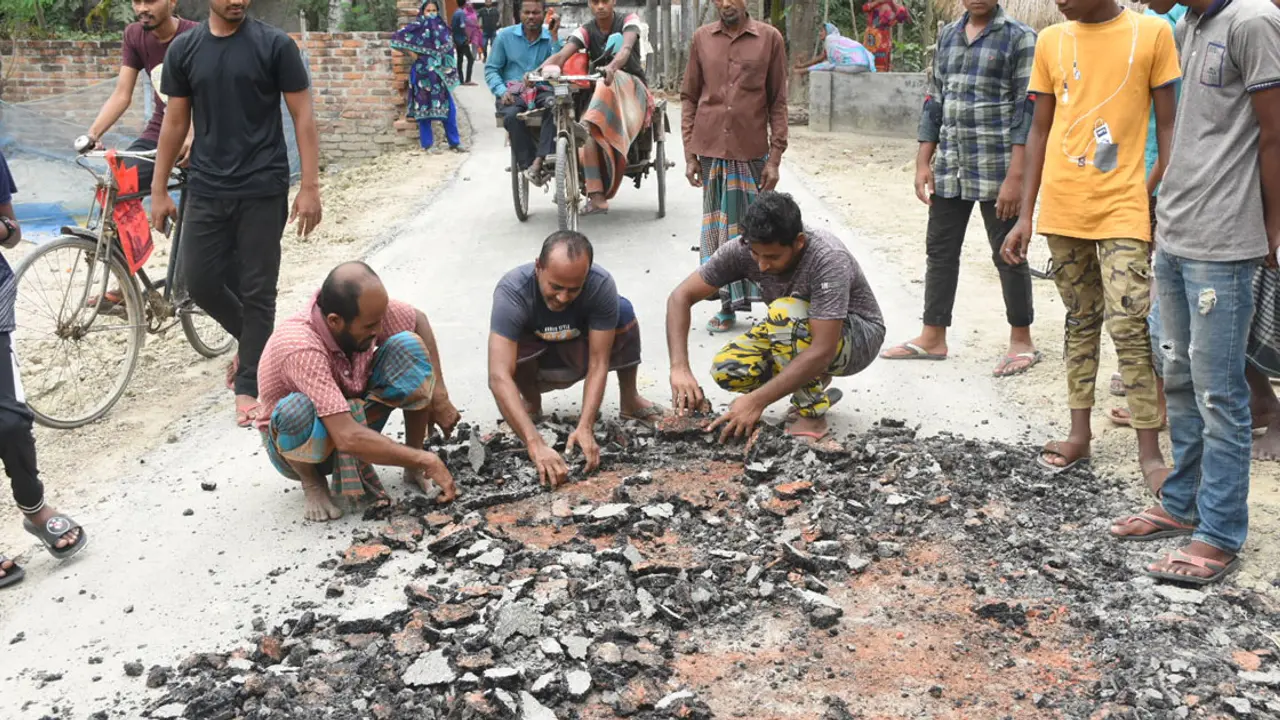সপ্তাহ পার না হতেই উঠে যাচ্ছে নতুন সড়কের পিচ
